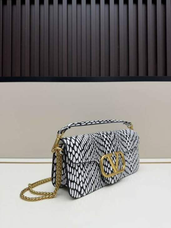 Picture of Valentino Handbags _SKUfw232187581fw